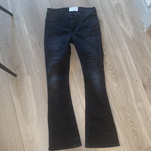 NK Designers, remix stl 134. - Säljer mina lågmidjade svarta jeans! I nyskick och aldrig använda. Säljer dem pga att dem har växt ur mig. Nypris 1700 kr, mitt pris 500 kr. Priset kan diskuteras. 