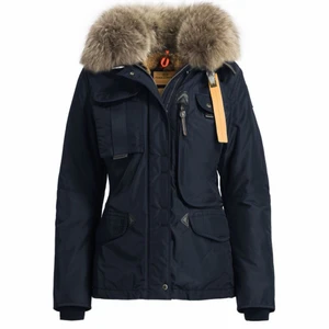 Parajumper Denali Dam S - Jätte fin äkta parajumper i storlek S. Jätte fin päls (finare i verkligheten). Köpte för 6000kr i Shpock och därför har jag inget kvitto. Knappt använd, jätte bra skick, ren, inga skador. Säljer för 4500kr men kan tänka mig att gå ner i pris vid snabb affär. 