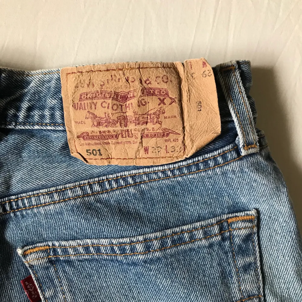 Levis 501 shorts i fint skick. Kommer aldrig till ansvällning. Priset går att ändra. . Jeans & Byxor.