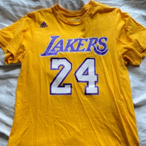Adidas LAKERS t-shirt KOBE BRYANT - Kobe Bryant T-shirt i storlek S i okej skick. 200kr eller bud