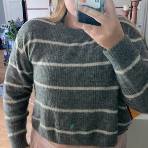 Super mysig stickad tröja strl m - Säljer denna super fina tröja nu! Den är då styckad kommer ifrån hm, har en färgfläck men syns inte så mycke! 😅tar endast swish 