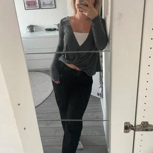 Topp - Säljer denna coola topp, man kan välja att ha tröja under eller utan och sätta en säkerhetsnål var man själv vill, storlek xs , säljer för 60 kr + 35 kr frakt