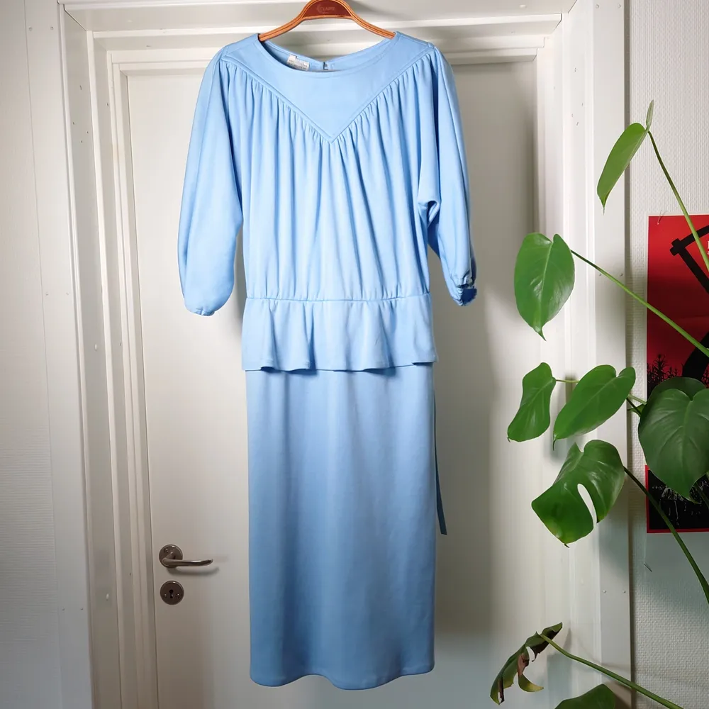 Fantastisk blå vintageklänning med tillhörande skärp i samma färg. En knapp i nacken. Mjukt och lite stretchigt material🍀. Klänningar.