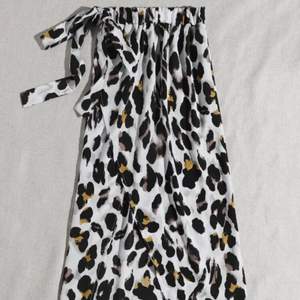 Leopard kjol storlek m med slits som är högt skuren där av har jag aldrig använt den 