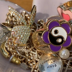 Två ringar  - Supersöta ringar! En Playboy och en supergullig blomma från hm! 69 kr st, 110 för båda! ☺️ (playboyringen är skusterbar) 💕💕