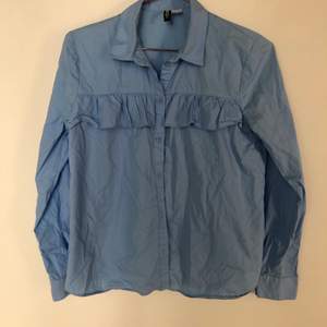 Söt blus/skjorta med volanger, använd 1-2 gånger. Skickas eller hämtas i Solna.