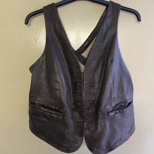 Skinnväst - Matchas fint med en skjorta under eller bär den som den är🥵