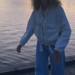 Pull & bear jacka  - Super snygg sommar/vår/höst jacka från Pull and bear!🤍 Färgen passar till alla outfits och modellen ger en lagom oversized touch :) finns stora rymliga fickor, både sidfickor och bröstfickor (bild 3). Toppskick och stl S, frakt tillkommer ;)