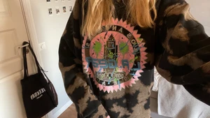 Vintage sweatshirt - Säljer denna jättesnygga vintage tröjan köpt 2hand eftersom den inte kommer till användning längre💕 JÄTTECOOL och unik🔥🔥🔥