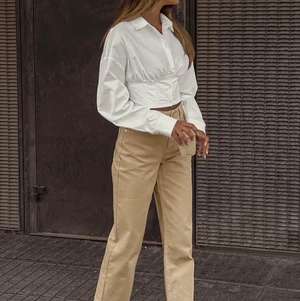 SLUTSÅLDA JEANS FRÅN AMALIE STAR x NAKD - Ett par beiga jeans från Amalie Stars nya kollektion i storlek 38.  Helt oanvända med prislapp på. Är vanligtvis en storlek 36 men dessa passar även mig beroende på vilken passform man vill ha. De är mid waist. Lånade bilder 