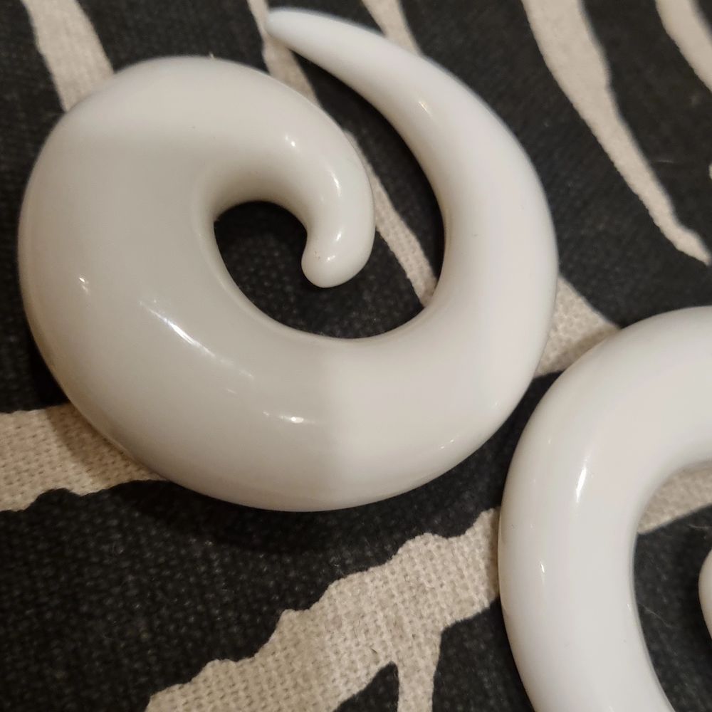 20 mm stora töjningar. Säljer även likadana fast svarta 🥰 samfraktar 📦. Accessoarer.