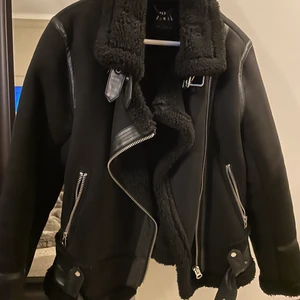 Jacka  - Zara jacka som passa till höst och vinter. Pris kan diskuteras och fler bilder skickas privat.