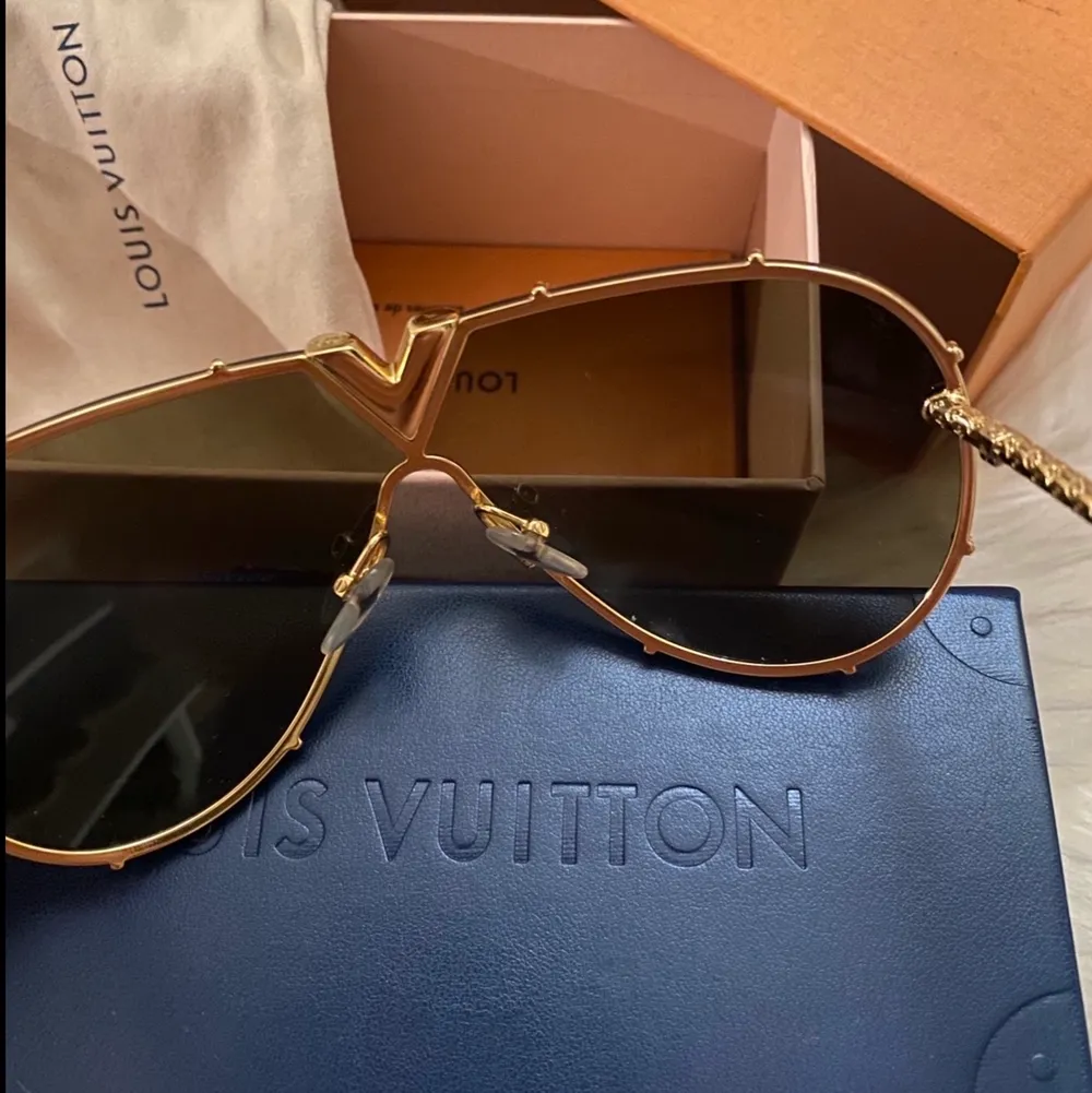 Solglasögon från Louis Vuitton, FULLSET. Medföljer box, fodralet putsduk och dustbag. Köpt mars 2018. Köparen står rekommenderad frakt. . Accessoarer.