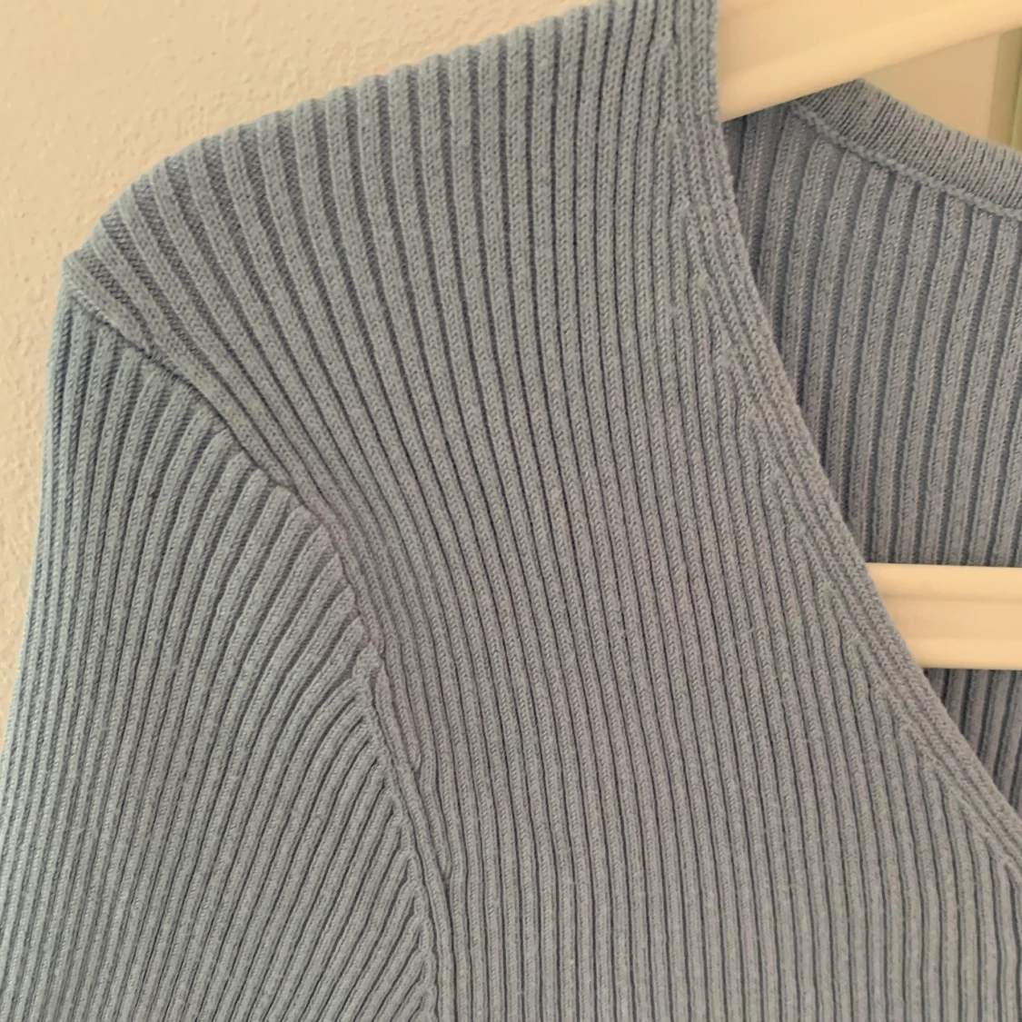 Ljusblå ribbad tröja  - 90