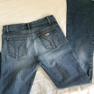 Jeans från Miss Sixty - Lågmidjade utsvängda jeans från Miss Sixty som tyvärr inte kommer till användning! Står stl 27 men passar mig som brukar ha XS/S eller W25/26, uppsydda till att passa mig som är 173 cm och innerbenslängden är ca 79 cm 💕