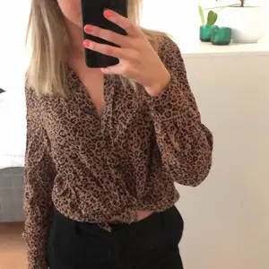En brun leopardmönstrad skjorta i storlek xs från h&m