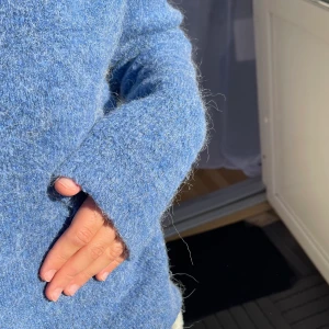 Stickad Alpackaull - Har flera stickade tröjor i min profil! 🤍 Stickad jättefin blå färg från Ichi med Alpackaull blend 🦋 Använd några fåtal gånger 🦋 Långa mysiga sleeve armar, tröjan sticks inte 🦋 Storlek M för att den ska bli lite snyggt oversize 🥰