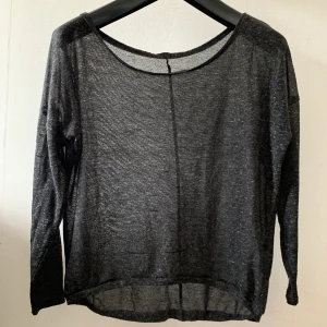 Tröja - En svart/grå/vit ”genomskinlig” tröja, fin att använda själv eller med ett linne under 
