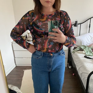 Meshtopp från Monki storlek M - En rymdmönstrad meshtopp från Monki, helt oanvänd. 