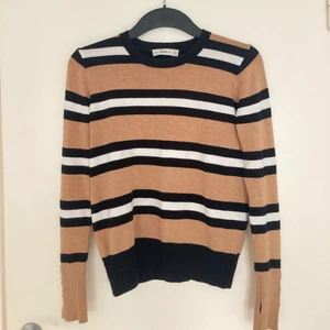Randig tröja - Säljer denna randiga tröja från zara, storlek S, säljer för 100 + frakt 💕