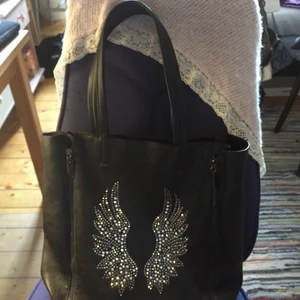 Väska - Fin väska i bra skick men en liten väska inuti som man kan ha plånbok, nycklar m.m i. Köparen står för frakt. Pris kan diskuteras💕