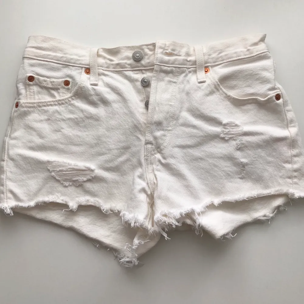 Levi’s shorts med slitningar i strl. W25 / Passar en XS. Säljes för 180kr (inkl frakt 66kr). Shorts.