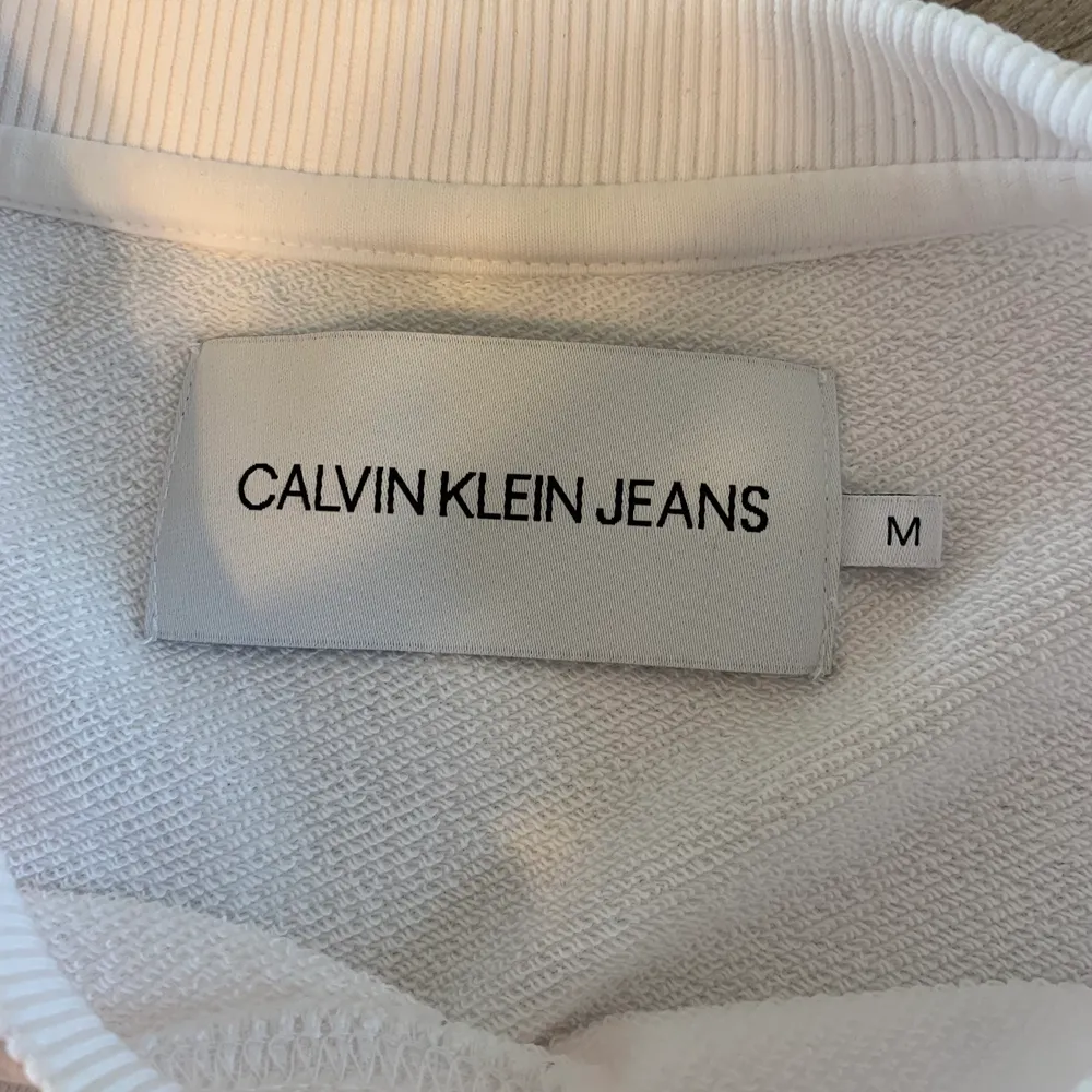 Säljer denna vita Calvin Klein sweatshirten med text på armarna. Vid intresse eller frågor skriv ett meddelande. . Tröjor & Koftor.