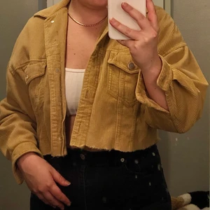 Beige Manchesterjacka - Beige manchester jacka från Zara. Köpte den för 25€ och den var klippt när jag köpte den. Säljer den nu för 80kr. Jag möts helst upp i Lund eller i närområdet. Hör av er om ni har fler frågor 🥰