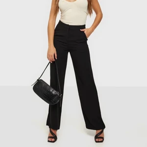 Kostymbyxor från Nelly - Säljer dessa ”my Favourite pant” från Nelly i storlek 36, som nya!!! 200 kr inkl! 💕