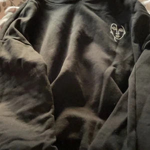 Hoodie - Svart Hoodie. Vitt tryck på. Från Gina tricot i storlek xxs! Snöre som man kan knyta längs midjan. Bra skick!