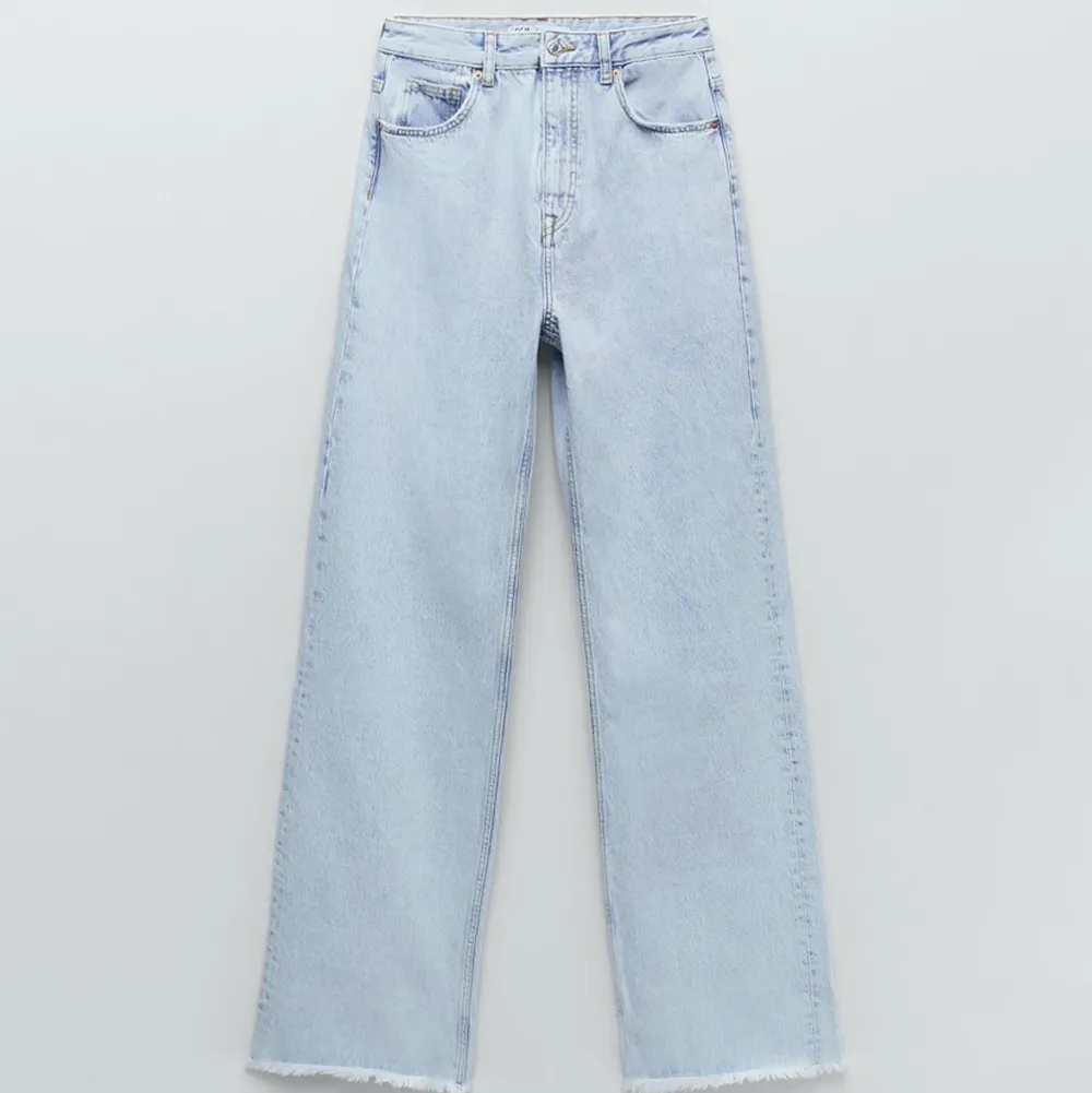 Tänkte sälja dessa ljusblåa jeans från zara då jag ej använder dem. Slutsålda och har knappt använd dessa. Perfekt längd till mig som är 164cm eftersom att jag sytt upp dem! . Jeans & Byxor.