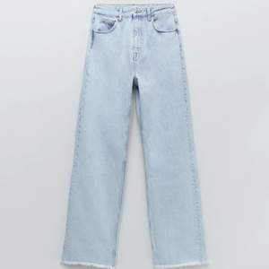 Tänkte sälja dessa ljusblåa jeans från zara då jag ej använder dem. Slutsålda och har knappt använd dessa. Perfekt längd till mig som är 164cm eftersom att jag sytt upp dem! 