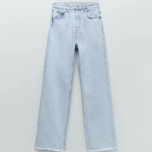 High rise straight leg från zara  - Tänkte sälja dessa ljusblåa jeans från zara då jag ej använder dem. Slutsålda och har knappt använd dessa. Perfekt längd till mig som är 164cm eftersom att jag sytt upp dem! 