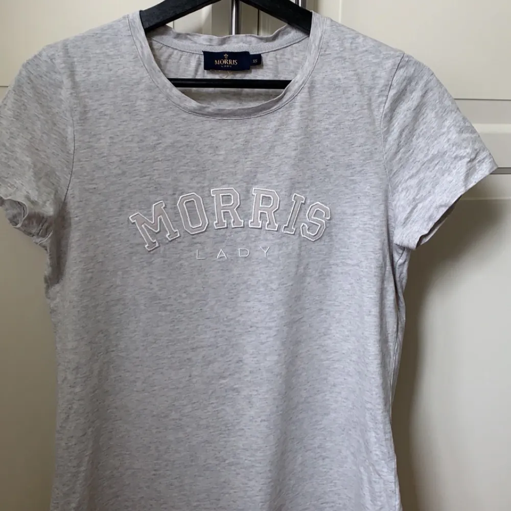🌸Fin morris t-shirt använd några gånger men är i väldigt fint skick, säljs p.g.a att den ej kommer till användning längre.            💕Skriv vid frågor . T-shirts.