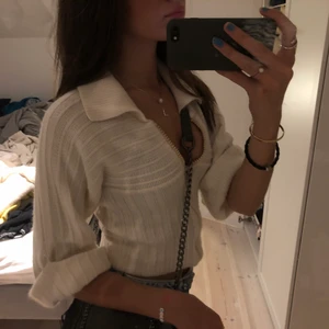 Stickad kofta - Säljer denna jättesöta mysiga stickade tröjan/koftan i kashmirmix. Så fin och skön nu till hösten😍 Ganska liten i storleken och över bysten om man vill att dragkedjan ska vara helt uppe. Annars kan man använda den som en vanlig kofta över t-shirt❤️❤️