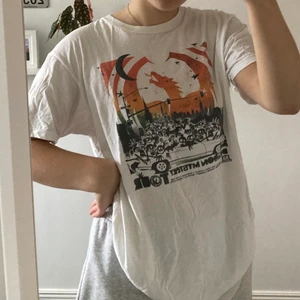 T-shirt med tryck - Oversized tröja med tryck. För mer info är det bara att fråga 