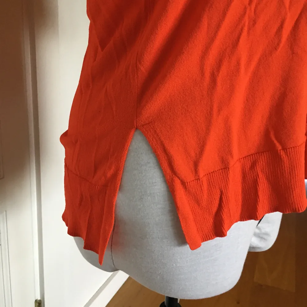 Så snygg orange topp från Selected femme. Säljer då den inte kommer till användning. Kan mötas upp i Göteborg eller så står köparen för frakt!. T-shirts.
