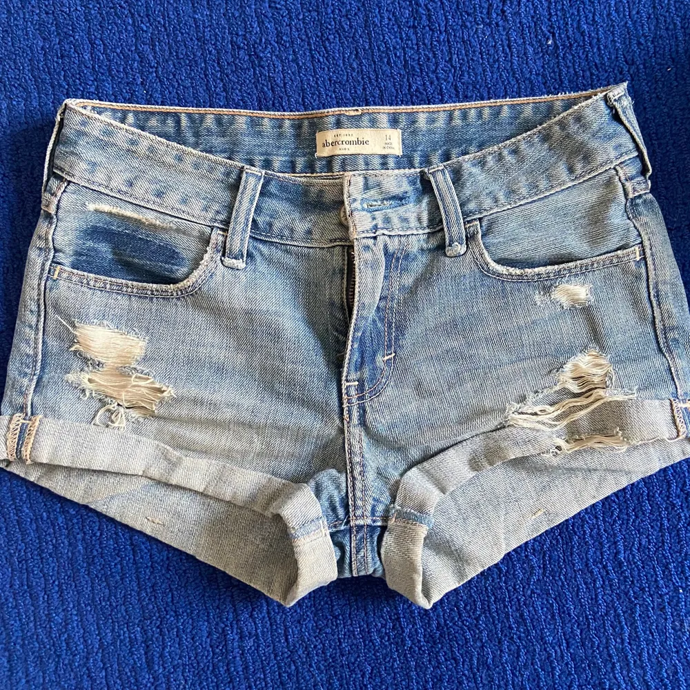 Ett par svinsnygga jeansshorts med slitningar från abercrombie and fitch. Möts upp i Stockholm eller fraktar men då står du för frakten😊. Shorts.