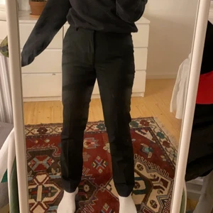 Kostymbyxor - Skiiitsnygga men börjar bli för små för mig i midja rumpa osv. Köpta second hand! Jag är 162cm lång <3 🖤