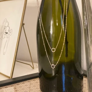 Halsband från Thomas Sabo - Halsband i 925 sterling silver från Thomas Sabo. Det är dubbel kedja så det ser layered ut men det är ett och samma halsband! Superfint men säljer pga dålig användning. Frakt tillkommer! 