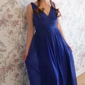 Lång blå klänning medium  - Fint blå klänning. Ny! Aldrig använt eftersom den var för lång. Jag har inte tid att sy upp den. Jag är 165 cm lång. Kan skicka fler bilder om det finns intresse.