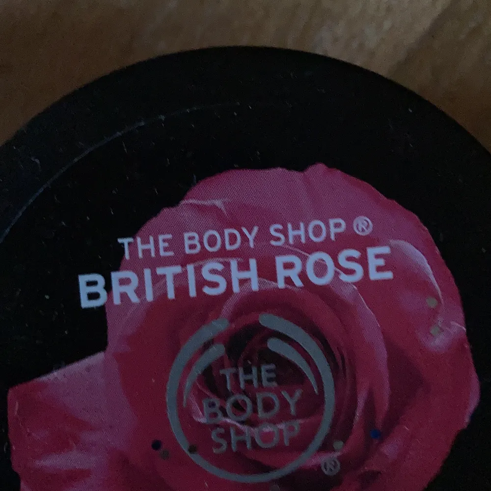 Säljer ett littet kitt med the body shop saker lukt british rosé. Kittet innehåller:en body butter shower gel  handkräm och en perfym ❤️❤️. Övrigt.