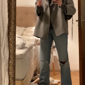 Raka zara jeans - Superpopulära zara jeans som är helt slutsålda i storlek 38 som passar mig med w28 i jeans. Jag på bilden är 174cm