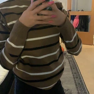 Långärmad tröja oanvänd - En fin brun randig tröja som är i nyskick. Storlek 36 men är ganska tajt så passar även mindre. Den är ganska lång men man kan dra upp den och stila den hur man vill :)