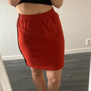 Röd Kjol - Röd kjol, köpt second hand men jag tror att den har storlek 38 ungefär. 