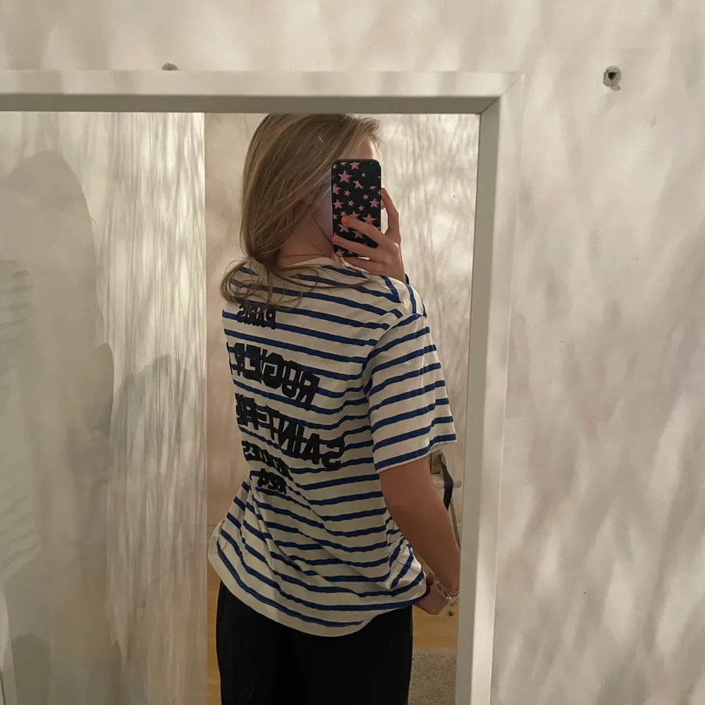 Randig tshirt från Zara. Kommer inte till användning och har nästan aldrig gjort. Supercool tröja ändå!!! Nypris:229kr✨✨🙏🏼. T-shirts.