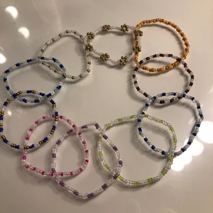Pärlade armband - Säljer massa fina armband som jag har pärlat själv💞 Kolla även in alla mina andra annonser för massa andra smycken:)) Pris för ett med bara små pärlor: 25kr, pris för ett med blommor: 40kr. Kom gärna med egna förslag på färg och design, frakt tillkommer på 13kr🥰