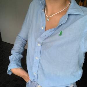 Blå linneskjorta från Ralph Louvren. Säljer pga för liten för mig. 
