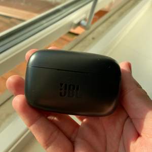 Säljer ett par svarta JBL Bluetooth (Trådlösa) hörlurar! De är knappt använda alls, endast någon enstaka gång och blir självklart renade innan kunden får fram paketet. Laddare tillkommer även. :)