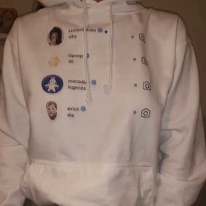 Legends never die 🤍 - Säljer den här feta hoodien, den är i fint skick och tvättade ca 2 gånger. Frakten kostar 66kr & är spårbar 🤍